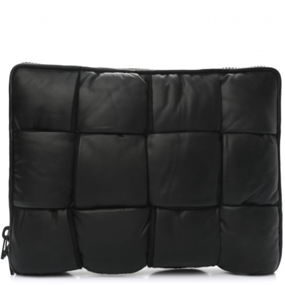 BOTTEGA VENETA 🆕 Calfskin ‘Intrecciato’ Puffy Laptop Pouch Black. MSRP:$2250 🔥
